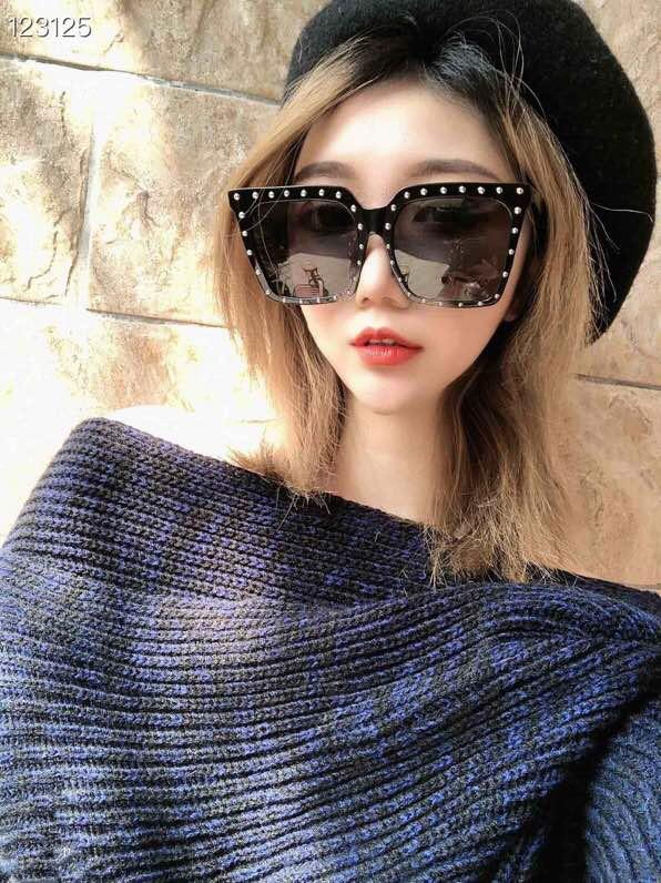 CELINE賽琳 大鏡片鉚釘 大框方形 女款太陽鏡 超級修飾臉型  lly1420